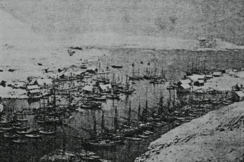 Kalvåg i Bremanger, om lag 1900. Biletet er teke i fiskesesongen. I 1900 deltok 227 lag i fisket i Kalvåg, dei fleste frå Sogn og Fjordane, men også 2 frå Nordland og 4 frå Hordaland. Dette året skal det ha vore over 300 båtar som deltok i fisket.