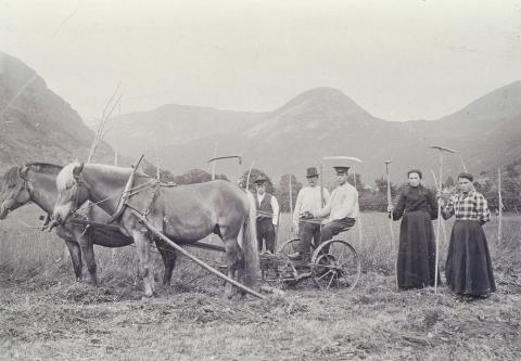 Dette er frå Jølster Prestegaard, Aalhus 1907, som det står på baksida. Det er slekta til mor til Håkon Hovland som er på slåtten med fine hestar framom slåmaskina. Alle ukjende.

