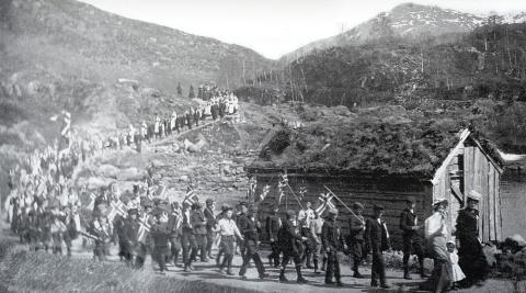 Frå 17. mai 1909. Her er 17. mai-toget i Naustdal på veg ned frå Naustdalsfossen.