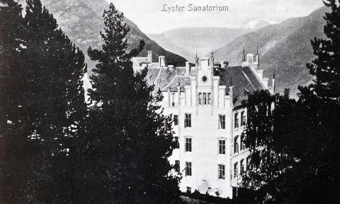 Luster sanatorium ser mest ut som eit eventyrslott der det tronar høgt og fritt over Lustrafjorden. Det var eit hypermoderne anlegg som vart opna i 1902, med elektrisk lys og  oppvarming, vassklosett osv.  Her skulle dei tuberkuløse finne helsebot gjennom frisk luft og kunnskap om '..personlig Sunnhedspleie'. 