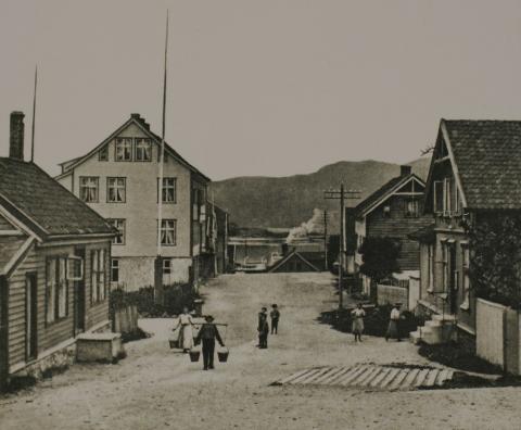 Torggata i Florø på 1890-talet. Husa på venstre sida står framleis.