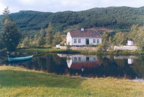 Parti frå friluftsmuseet. Hus frå Kvitevoll i Luster, frå ca 1840, med eit dueslag frå Nedre Amla til høgre, og ein sognafæring i framgrunnen til venstre.