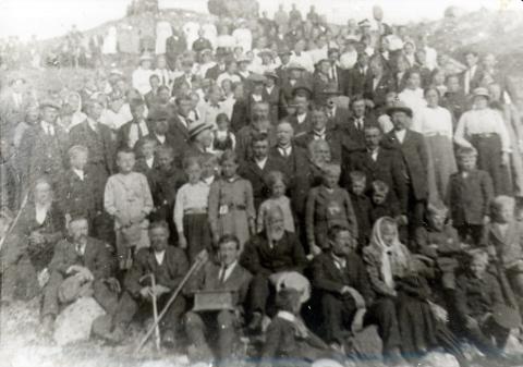 Stemnefolk i Oldeskardet 1918. Me ser det er folk i alle aldrar og alle er oppkledde. Legg merke til mannen heilt framme med stav i eine handa og eit skrin på fanget. Det var dette skrinet som vart laga til stemna i 1918 og som dei tenkte å plassera i eit sementrom i varden. Skrinet har seinare fylgt dei som har hatt ansvar for stemna. Framme ser med Einar Aabrekk med skrinet han laga til stemna i 1918. 