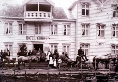 Hotel Grodaas og Navelsakers Hotel i Hornindal kring 1890. Fjordenes Blad nemner begge hotella i stykket sitt om prinsebesøket i 1898. Oberst Holtermann og andre offiserar møtte dei kongelege ved Navelsakers Hotel, medan Raftevolds Hotell ser ut til å hatt ei kort kongeleg besøk etter at prinsen hadde inspisert Holtermann si militæravdeling, som for høvet var kome opp frå ekserserplassen på Nordfjordeid.