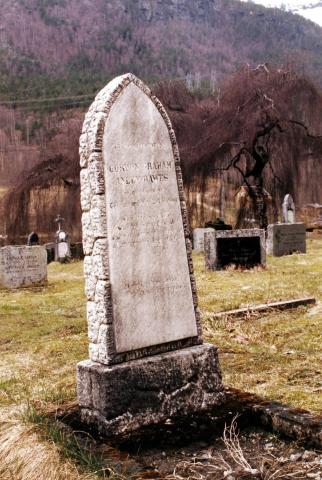 Gravminnet på grava til Gordon Hawes. Gravutstyret er her komplett med "headstone" og karm.