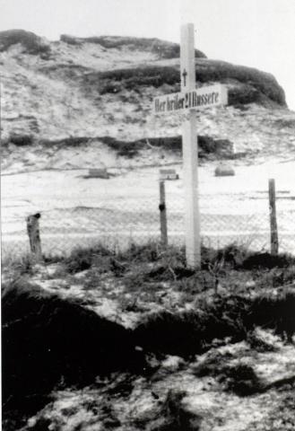 "Her hviler 21 Russere". Trekrossen på krigsgrava på kyrkjegarden i Ervik. Dei gravlagde vart flytte til Laksevåg, Bergen, hausten 1953.