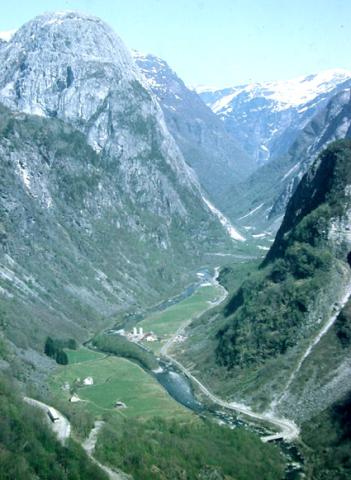 Utsikt frå Stalheim hotell mot Nærøydalen. Elva i Nærøydalen har gravd seg attende og fanga inn mellom anna Jordalselvi som no renn ned gjelet framom Jordalsnuten. Dalhyllene på kvar side syner dalbotnen i den gamle dalen.

