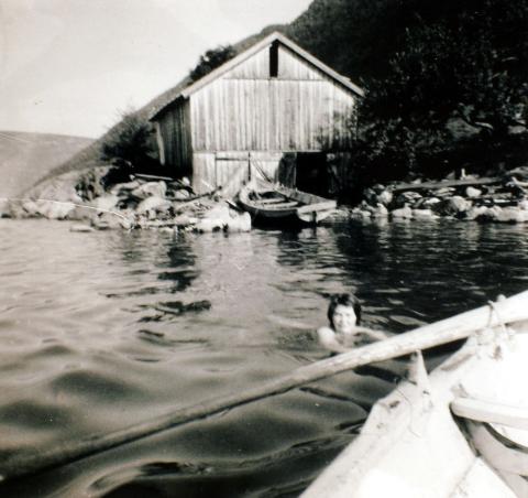 Åttæringen i støa ved naustet på Børtnes i Kinsedalen. Av registreringsskjemaet frå 1994 går det fram at båten har åtte rom medrekna framskott og bakskott. På biletet ser me tre tofter. Gunhild Børtnes  (f. 1948) eigar av båten 2005, har fortalt om allsidig bruk. Dei nytta båten til skyss når det trongst, til å frakta støypesand frå Gaupnegrandane til Børtnes og andre stader og til å frakta ved. Ho minnest dei brukte båten til å føra høy frå slåtteområdet Åldrog som Børtnes eigde og som låg i grensa...