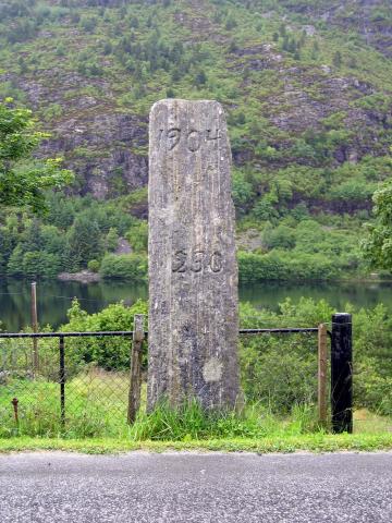 Denne vegsteinen, med årstalet 1904 og talet 230 står i skiljet mellom gardane Øvre og Nedre Standal, ca 1 km frå sjøen eller kaia i Standalsvika. Årstalet kan stå for at vegen var ferdig hit frå øvst i dalen i 1904, det andre talet kanskje for vegstolpenummer ("pæl") 230.