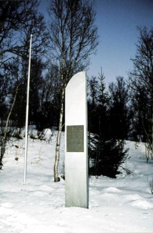 Minnesteinen med namna til dei som ofra livet. Den avbrotne toppen skal symbolisera livsløp som brått og brutalt enda på rettarstaden i Tromsø.

