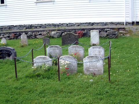 Seks krigsgraver på Straumen kyrkjegard i Solund. Brattholm-mennene Kvalvik, Kverhellen og Trovåg vart heimførde etter krigen og gravlagde 2. desember 1945. Kverhellen si grav er nummer to i fyrste rekkje (framme), Trovåg og Kvalvik nummer ein og to i andre rekkja frå venstre.