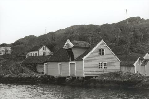 Steindalen med sjøhusa og Sjøstaua, den vesle, kvite  stova skal ha vandra frå Utvær over Stokkevåg og til Steindalen,  der ho også vart flytta og no står på andre grunnen.