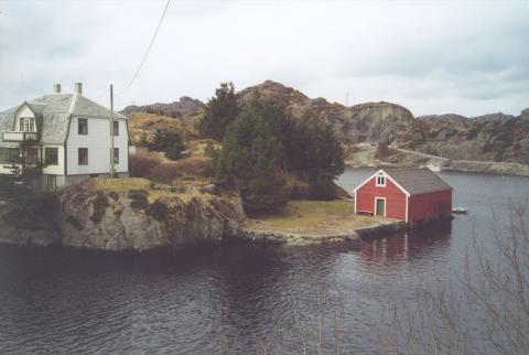 Saltebua på Steinsundholmen med steinbryggja. Til sides for bua var bygt til ei stor sval for lagring av tomtønner. Framfor ser me utrullingsplassen for ferdigsalta sildetønner.  Dei siste som salta her var A/S Salteriet Stensund v/O. Bratland, som selde holmen til familien Gåsvær i 1936.