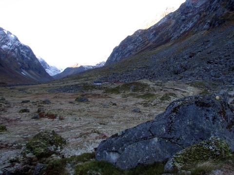 Det er svært gode beite innetter Eldedalen. Stølen Eldedalen ligg under eit bratt fjell, oppunder kanten av ei stor, gamal ur. Det skal ha stått 11 sel på det meste. 