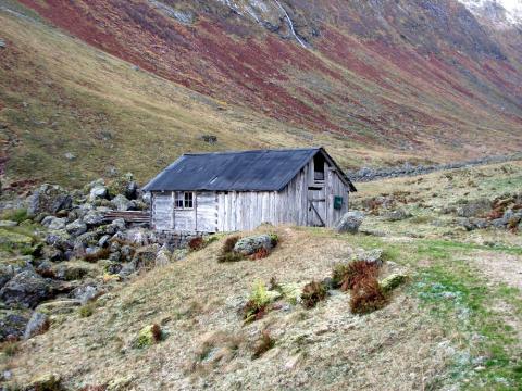 Sel på stølen i Eldedalen med turpostkasse på veggen.