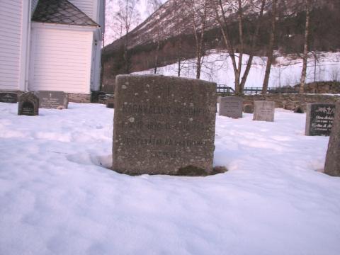 Krigsgrav på kyrkjegarden ved Helgheim kyrkje. Ragnvald Heggheim vart førd heim frå Bergen og gravlagd 12. oktober 1944.