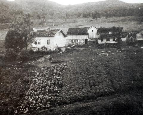 I 1932 kjøpte Joleik Kleppstølen i Naustdal. Der busette familien seg. Joleik sjølve budde i store delar av året i Bergen, og var heime 3-4 månader i året.