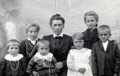 Malla Moe på besøk på Hafslo i 1905. Til venstre tre av borna på Mo; Unni, Sina og Klaus. Til høgre tre av borna frå nabogarden Tang; Lina, Anna og Karl. (Etter notering på baksida av originalfotoet.)