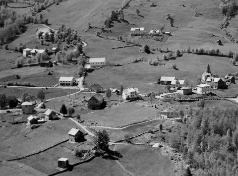 Flyfoto frå 1954. Lambhaug bedehus (midt på biletet) ligg rett oppom Samvirkelaget (no Josvanger Elektro) attmed riksvegen.

