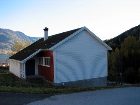 Bedehuset i Solvorn ligg mellom hovudvegen ned til sjøen (nede til høgre i biletet) og gamlevegen gjennom bygda. 

