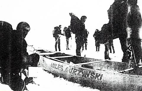 Sommaren 1984. Engelske ungdommar på veg over Jostedalsbreen frå Fjærland til Stardalen. Kanoen dei hadde med over breen hadde namnet MILES GURZYNSKI, ungdommen som omkom rett før avreisa frå England.

