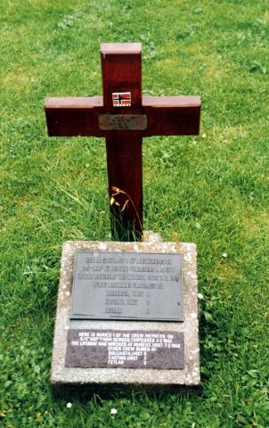 Krigsgrav ved kyrkja i Lunna. På plaketten står det at ein av mannskapet frå "Hop" ligg gravlagd her og at 14 andre er gravlagde tre andre stader; mellom dei åtte på øya Unst.

