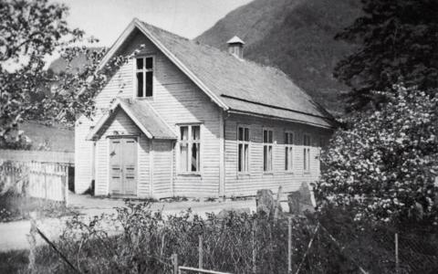 Luster bedehus, bygd i 1903, på sin opphavlege plass tett i vegen. Inngangen vende mot sørvest. Vegen går på nedsida, og det stod så tett i vegen, at dei kunne dei ta handa borti veggen når dei sykla forbi.

