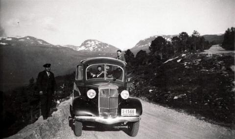 Vegen over Utvikfjellet ved Karistova i 1937 like etter at den nye vegen opna. Sjåfør Johannes Hammer står på stabbesteinsmuren i svingen.

