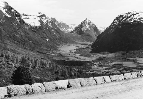 Det var strid om rekkverket langs vegen. Opphavleg var det føreslege jernrekkverk, men i følgje brev frå overingeniør Knudsen valde dei å byggja rekkverket i mur med torv på toppen. Det vart billegare og ville ha ein del å seia for sysselsettinga i området. Som overingeniøren skreiv om rekkverket: "De tar sig bra ut og er betryggende for trafikken".