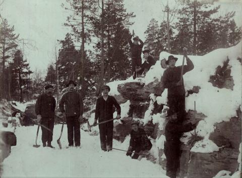 Vegarbeid på Ulvedalshøgda i Blakset i 1916. Bak frå venstre: Sigurd Nygård og Sivert Teigen. Framme frå venstre: Ukjent, ukjent, Matias P. Fjellkårstad, Peder O. Fjellkårstad, (ukjend), (ukjend).