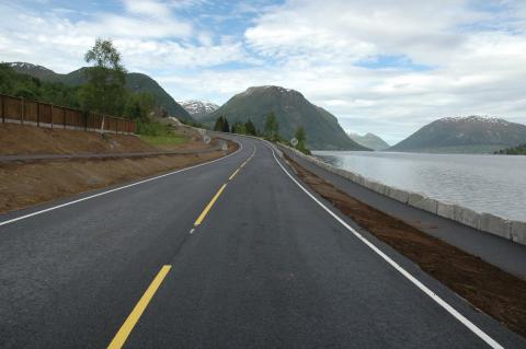 Arbeidet med den siste strekninga mellom Kjøsnes og Skei byrja 14. september 2004, og i november 2005 vart trafikken flytta over til ei ny 1,8 km lang vegstrekning i lia ovanfor gamlevegen. 