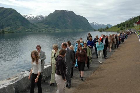 Til saman var det i 2004-2006 bygd seks km veg. 3,2 km er stamveg, 0,5 km er fylkesveg,  1,2 km er gang- og sykkelveg, medan 1,1 km er ein strandpromenade rundt Skeibukta. Her ser vi frå vegopninga. og strandpromenaden.