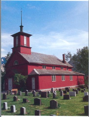 Den særeigne stilen til Fjærland kyrkje har stavkyrkjemodellen som førebilete, men har ei moderne og forenkla form. Dei tidlegare høgreiste vindauga med spissboge langs sidene vart erstatta av småruta vindauge berre halvparten så store. Forma på tårnet vart også endra i og med at det kopartekte spiret vart erstatta av ei stang med ein kross øvst.
