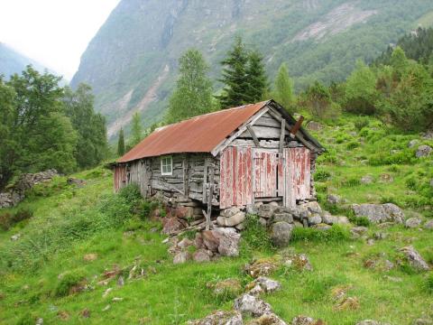 Dette selet er av av noko eldre dato. Den næraste delen er den nokså vanlege typen med skot inn frå inngangsdøra og så opphaldsrom innanfor. I skotet var det omn og arbeidsplass. Sidan det var lett stølsveg til Blåbærstølen, tok dei nokså tidleg til med å senda mjølka til meieri i bygda. I 1936 avløyste eit nytt meieri på Bøyum tre grendemeieri.