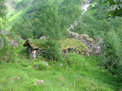 Sela på Fjellstølen var oppmurde av stein og tekte med torv. Biletet viser det eine selet som har vorte sett i stand i seinare tid. Alle tre stølshusa vart sette opp på baksida av veldige steinar til vern mot snøskredene på andre sida av dalen og elva.