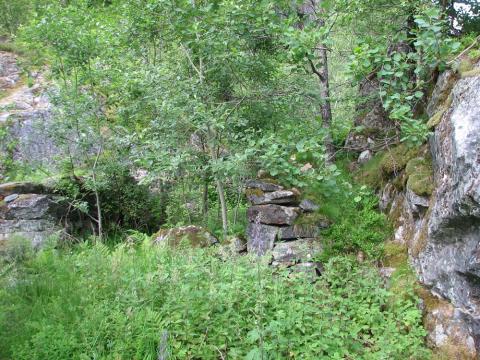 Murane etter eitt av sela. Dei bygde huset bak to kolossale steinar som danna ein vegg mot skreder og fonnvind (Sjå neste bilete).