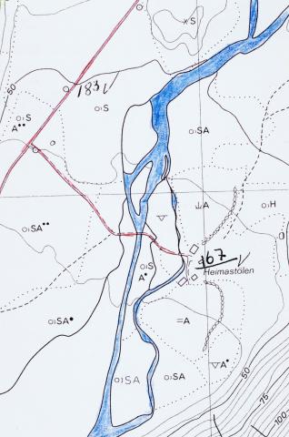 Heimastølen ligg på sørsida av Supphelleelva. På dette kartutsnittet frå 1960-åra står det markering for fire bygningar. I 2006 står det berre eitt hus att.