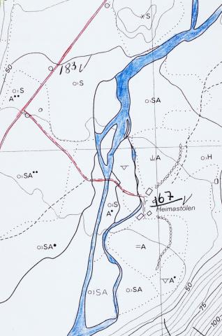Heimastølen ligg på sørsida av Supphelleelva. På dette kartutsnittet frå 1960-åra står det markering for fire bygningar. I 2006 står det berre eitt hus att.