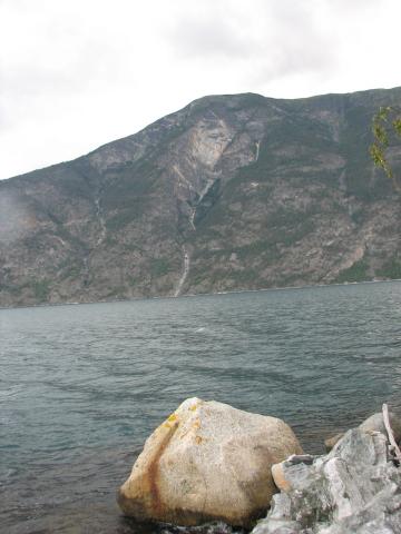 Stein i stranda nedom Klovsteinstøtta på sørsida av Lærdalsfjorden og Tronenakken på nordsida. I fylgje segna vart risesteinen liggjande i stranda. Handeland fortel at den svære steinen var synleg på lang lei, men at han uheldigvis vart han fyllt over då dei bygde vegen. Dette er heller ingen småstein. Han gjer seg godt som erstatningsstein. Det skulle vera lett å sjå føre seg risen på hi sida, som kasta, og steinen som ikkje nådde heilt nådde fram til målet, men landa i fjøresteinane.

