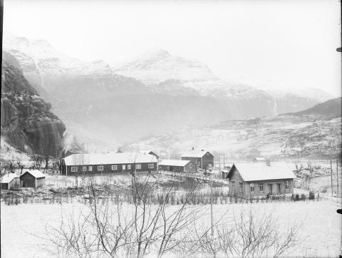 Skagen i Fortundalen med Skagelvi og Skagabrua. Det første bedehuset i Fortun (framme, t.h.) stod ferdig i 1908. På 1960-talet bygde dei på eit inngangsparti med toalett. Huset vart rive nokre år seinare for å gje plass til ein transformator.  



