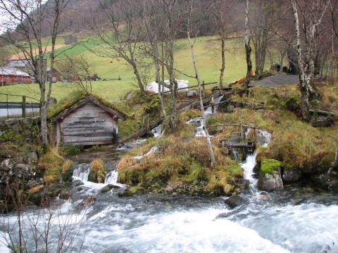 Kvernhuset ved Storelva i Ortnevik. Det er rikesleg med vatn i elva. Vatnet til kverna kjem frå ei vassgrøft bygd ut frå elveløpet til ei renne der vatnet renn bratt ned til kvernkallen under kvernhuset. Ei stang er kopla til ein del av renna som kan løftast opp og dermed stoppa vatnet til kvernkallen.

