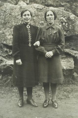 Johanna Haugen (th) og Anna Kilen. Biletet er teke på garden Kilen i Dalsdalen der Johanna var tenestegjente eit par år.



