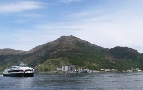 Hanekammen, fjellet på austsida av Ulvesundet ved Måløy.