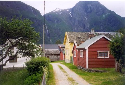 Ein del av tunet i Dyrdal. Det kvite huset til venstre og det gule huset er stovehus. 

 