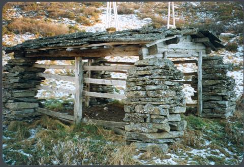 Det eldste torvhuset på stølen Ringane ferdig restaurert hausten 2000. Olav Skagen og Leidulf  Weka gjorde mesteparten av arbeidet.