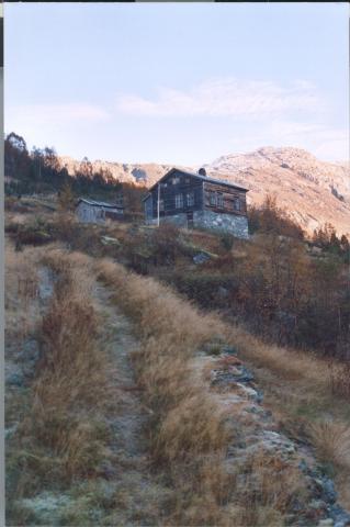 Stovehuset på gardsbruket Leteigen, gnr 203/4, under matrikkelgarden Li. Bruket vart nedlagt i 1970.