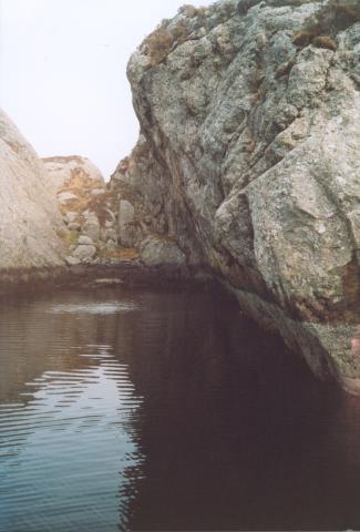 <i>Under denne berghammaren låg MTB 345 med kamuflasjenettet over og bensinen under seg,</i> seier Erling Færøy, som saman med Andreas P. Færøy og andre var usynlege hjelparar når det vart alvor i Ospa.