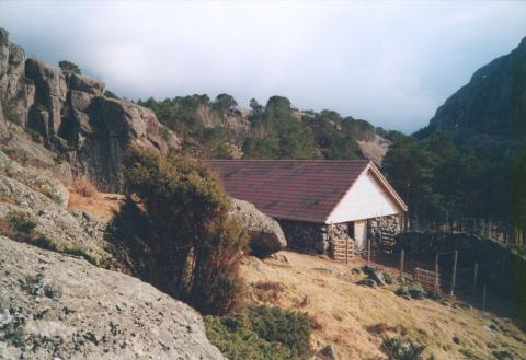 Grindemyrfloren vart bygd kring århundreskiftet 1900. Leigekarar skulle ha brukt 11 dagar på å lage den svære gråsteinsmuren. Fjøsen fekk pannetak, støypt golv og trebåsar sidan han i første omgang var tenkt for kyr ei viss årstid. Den viktigaste funksjonen vart sauekve, smaleflokkane gjennom åra var ikkje nett å kimse av. Stein- og nettinggjerde leidde flokken på rett kurs.<br />
Den vakre omgjevnaden lokka både til ungdomslagsmøte og ein svingom her sommarsdagen. Alt over grunnmur er nytt 1999, ei...