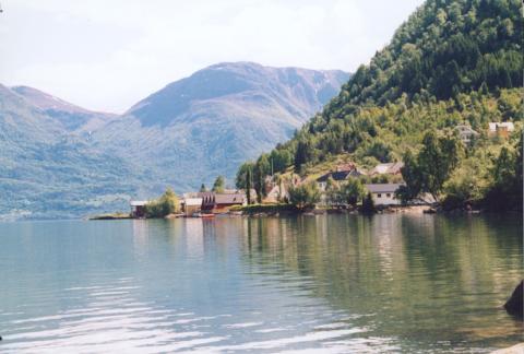 Strandstaden Marifjøra. Her vart det alt tidleg på 1600-talet drive handel og gjestgiveri. Lengst til venstre på biletet stikk bryggja ut i fjorden.