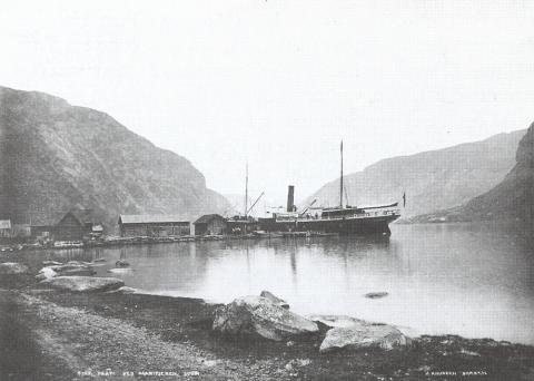 <i>Kommandøren</i> ligg ved kaien i Marifjøra ein gong tidleg på 1890-talet.